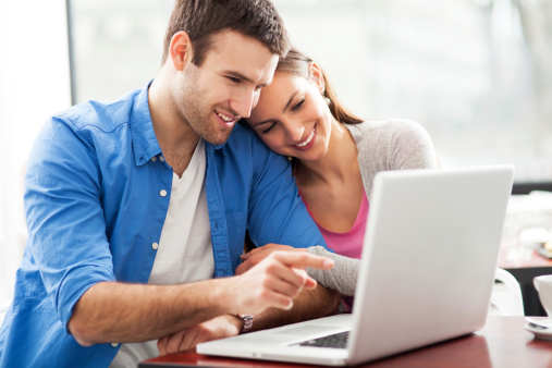 Jeune couple à l'ordinateur