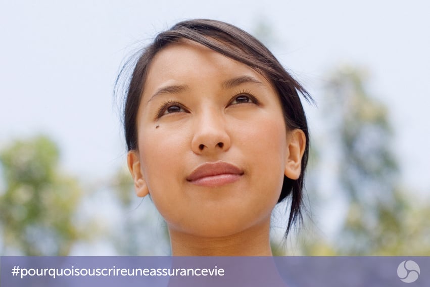 Jeune femme qui regarde le ciel