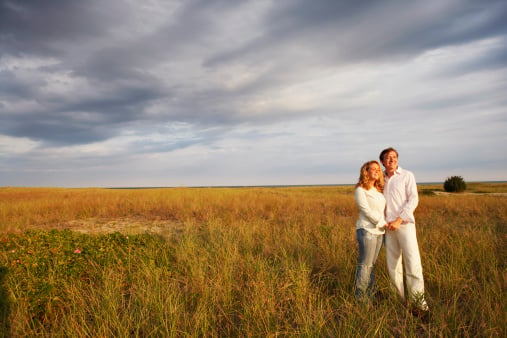 Couple_in_Field