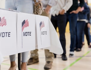 Orang-orang mengantri untuk memilih di tempat pemungutan suara di Amerika Serikat.