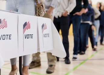 Des gens font la queue pour voter dans un bureau de vote aux États-Unis.