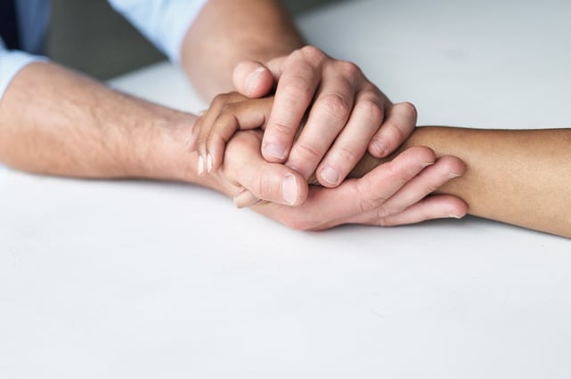 Couple_holding_hands.jpg