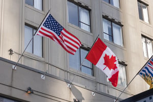 Les drapeaux des États-Unis et du Canada.