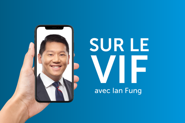 Main qui tient un cellulaire affichant le visage d’un homme d’affaires à côté du texte « Sur le vif avec Ian Fung »